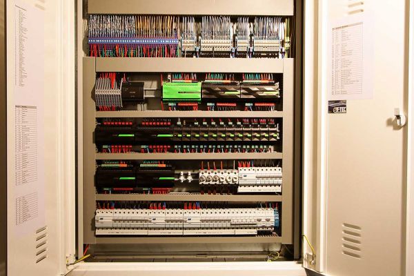 Schaltschrank mit Miniservern