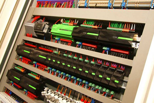 Schaltschrank mit Miniservern von der Seite