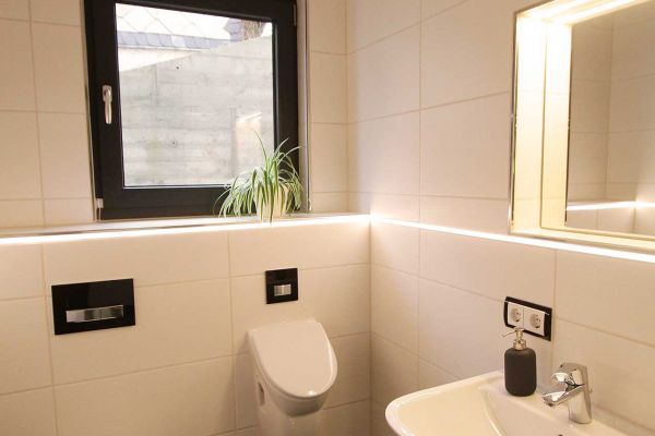 Toilette mit normaler Beleuchtung