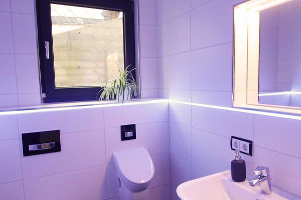 Toilette mit einer Lichtszene Lila