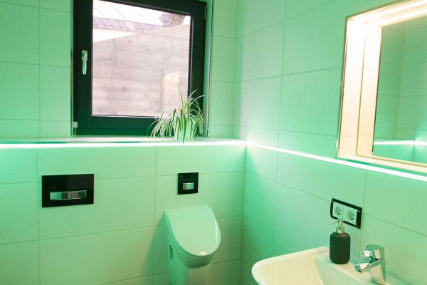 Toilette mit einer Lichtszene in grün