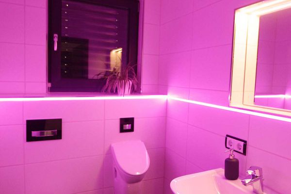 Toilette mit einer Lichtszene in pink