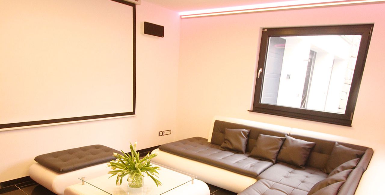 Showroom in Altendambach mit Couch und Leinwand