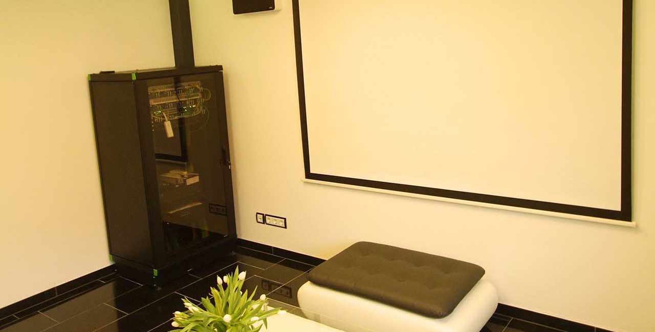 Showroom in Altendambach mit Couchtisch, Leinwand und Serverschrank