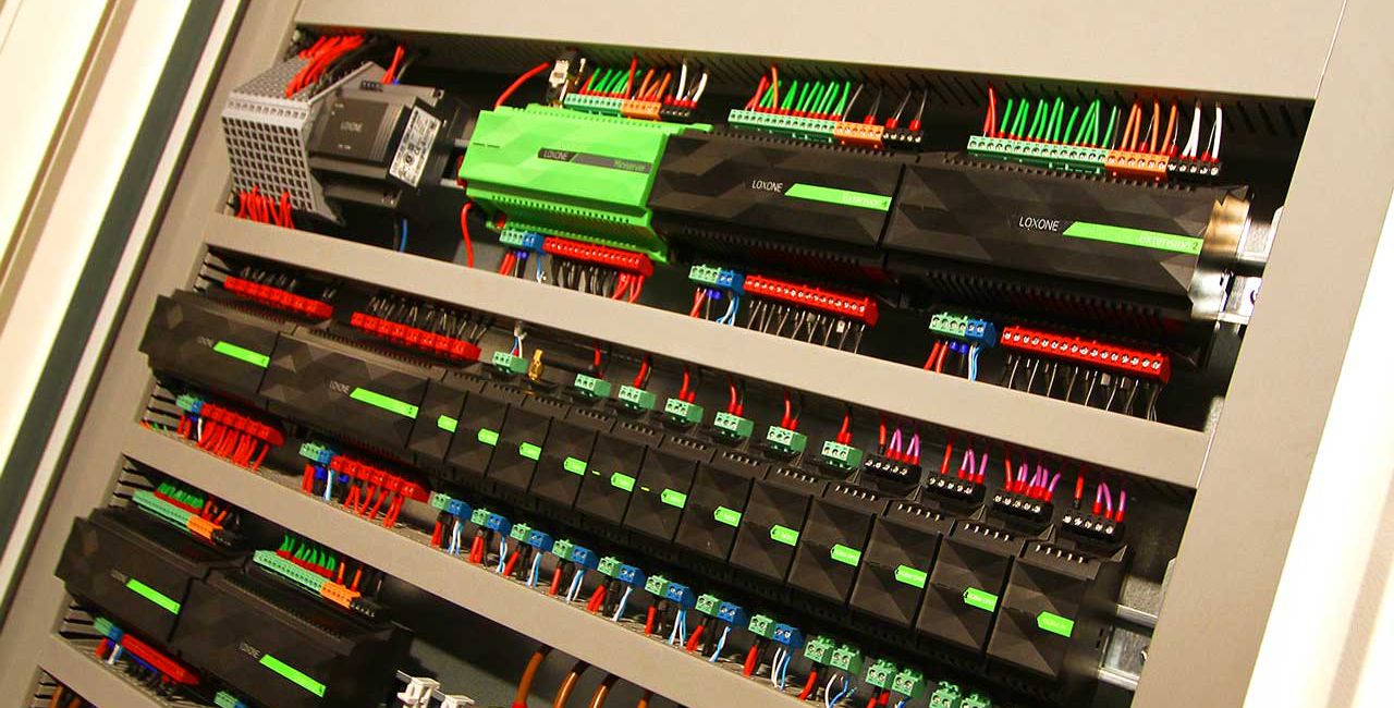 Schaltschrank mit Miniservern von der Seite