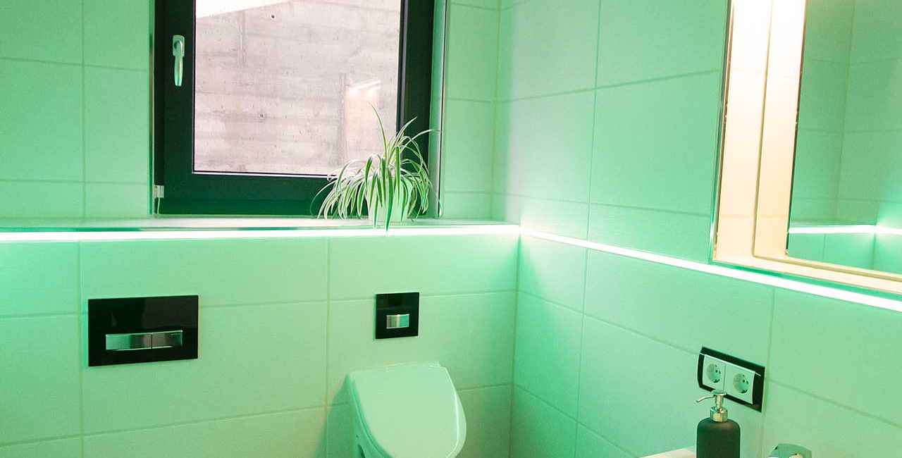 Toilette mit einer Lichtszene in grün