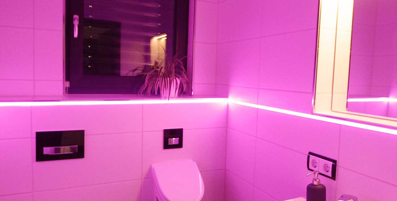 Toilette mit einer Lichtszene in pink